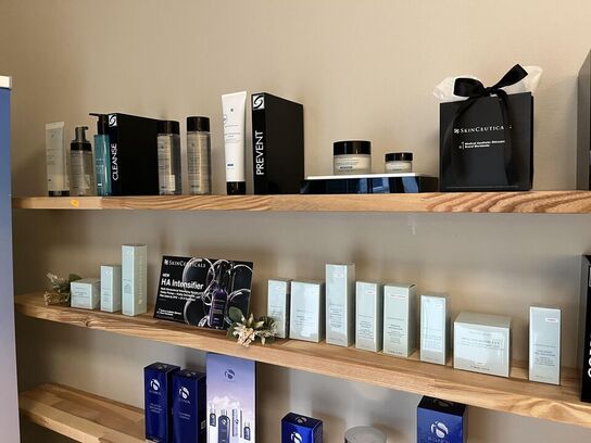 4.Stk. Træ hylder m. Diverse hudpleje produkter