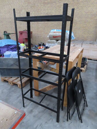 2 stk arbejdsborde, reol mv.