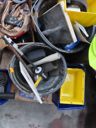 Palle med diverse byggematrialer