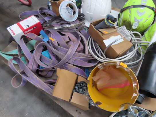 Palle med diverse stropper, hjelme mv.