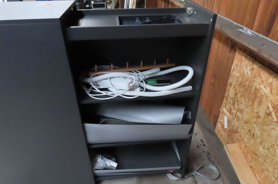 Kommode med indhold DENCON