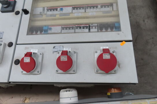 2 stk elskabe og et skilt