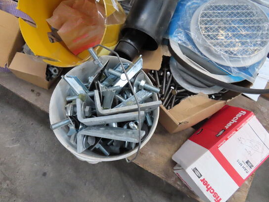 Palle med diverse stropper, hjelme mv.