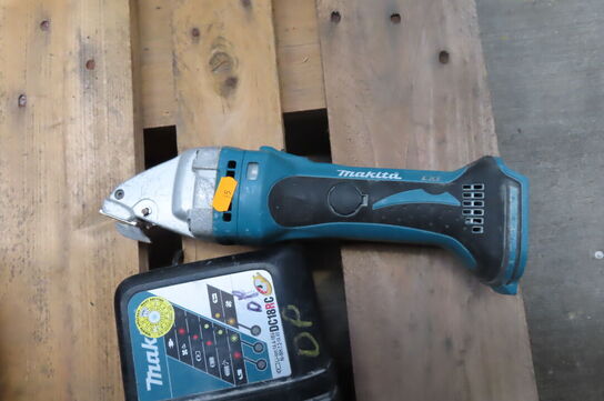 Pladesaks MAKITA og værktøjskasse