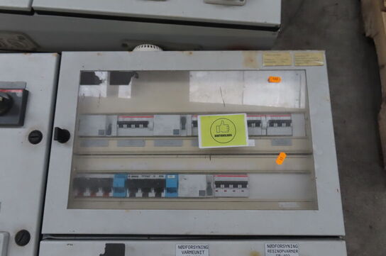 2 stk elskabe og et skilt