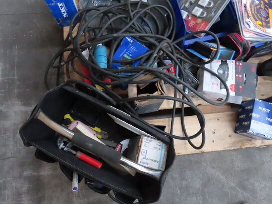 Palle med diverse skruer, værktøjskasser mv.