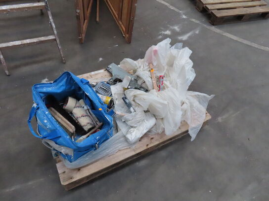 Palle med diverse malergrej