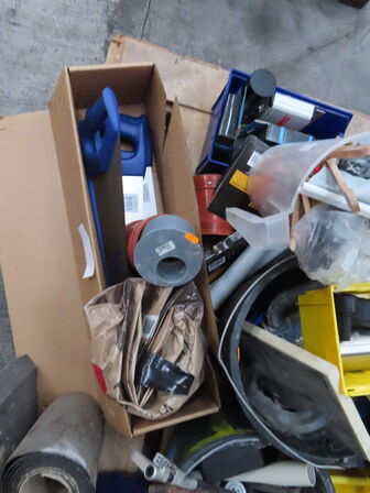 Palle med diverse byggematrialer