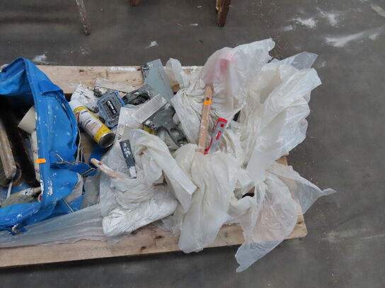 Palle med diverse malergrej