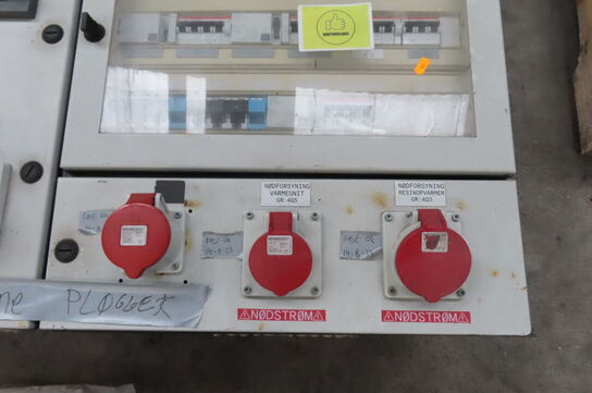 2 stk elskabe og et skilt