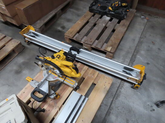 Kap-/geringsav med stander DEWALT