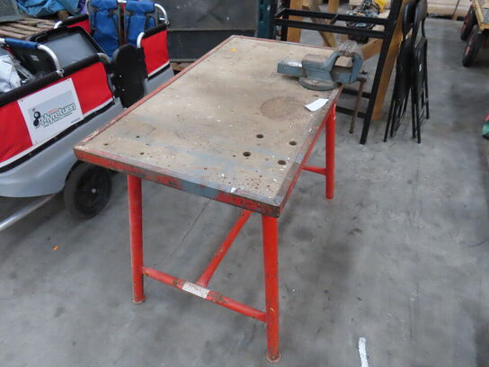 2 stk arbejdsborde, reol mv.