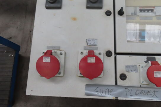 2 stk elskabe og et skilt