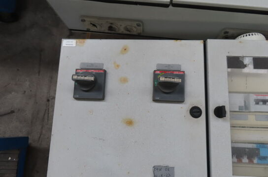 2 stk elskabe og et skilt