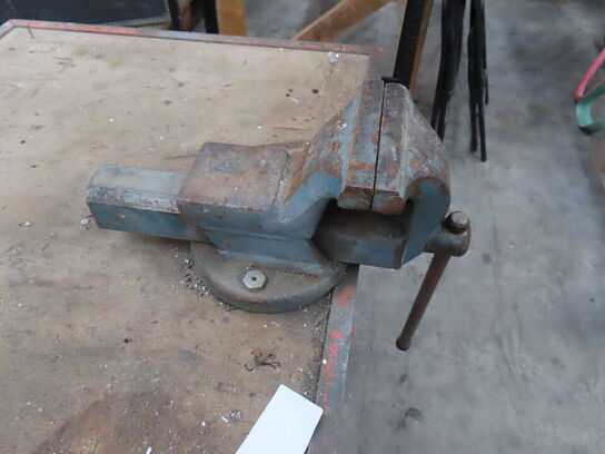 2 stk arbejdsborde, reol mv.