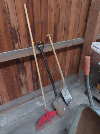 Diverse haveredskaber mv.