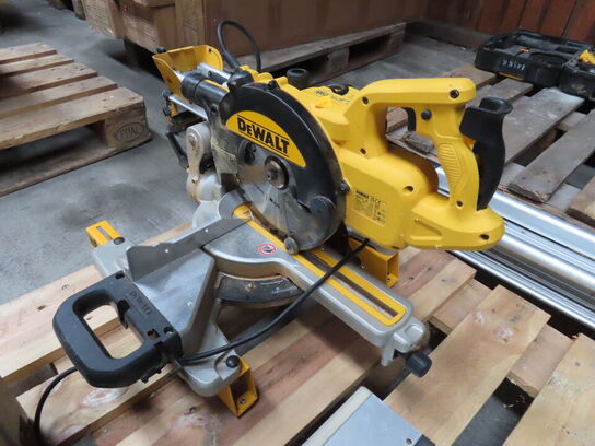 Kap-/geringsav med stander DEWALT