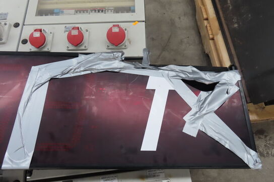 2 stk elskabe og et skilt