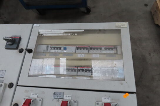 2 stk elskabe og et skilt