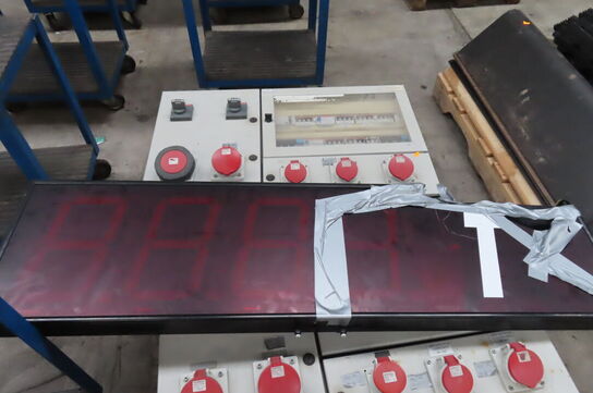 2 stk elskabe og et skilt