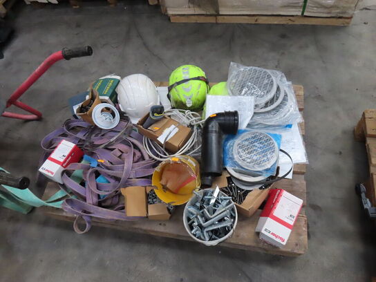 Palle med diverse stropper, hjelme mv.