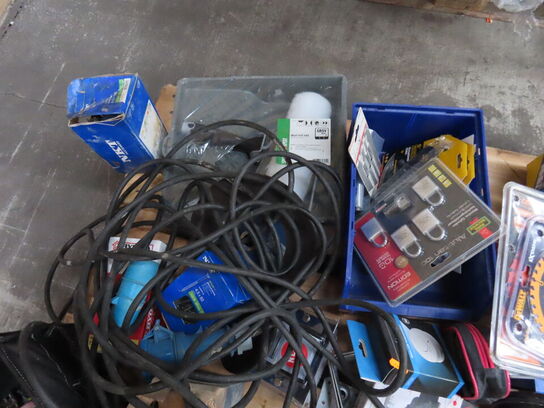 Palle med diverse skruer, værktøjskasser mv.