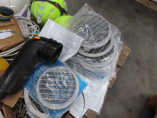 Palle med diverse stropper, hjelme mv.