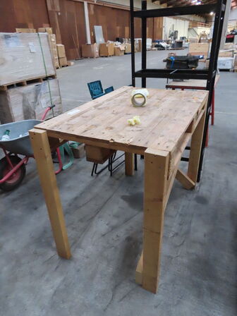 2 stk arbejdsborde, reol mv.