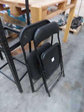 2 stk arbejdsborde, reol mv.