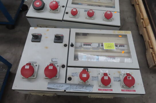 2 stk elskabe og et skilt