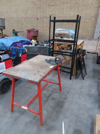 2 stk arbejdsborde, reol mv.