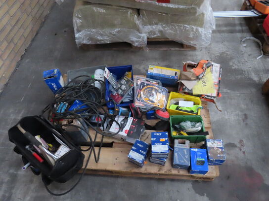 Palle med diverse skruer, værktøjskasser mv.