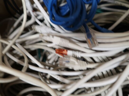 Kasse med netværkskabler