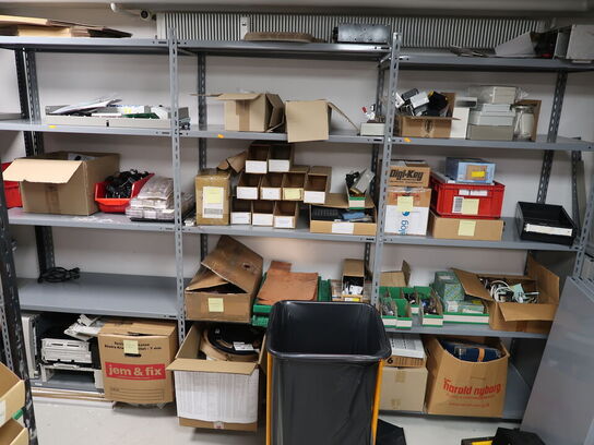 Stort lot med reoler og eketronik indhold (køber skal selv afmontere) (OBS står i kælder)