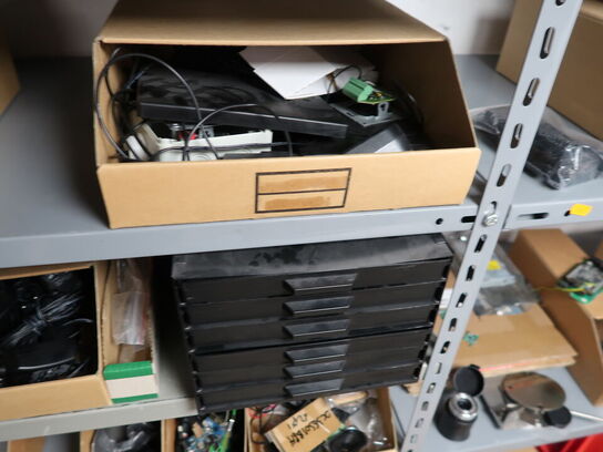 Stort lot med reoler og eketronik indhold (køber skal selv afmontere) (OBS står i kælder)