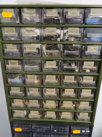 2 stk. Sortimentskasser med elektronik indhold