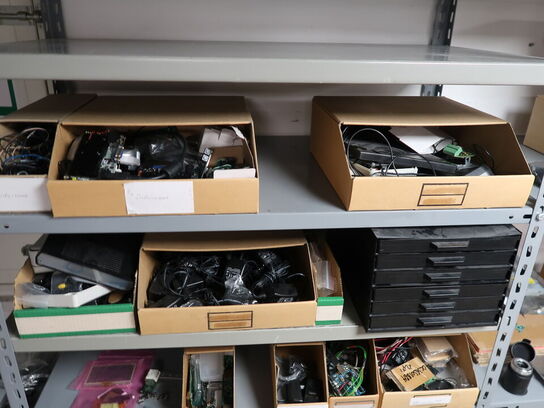 Stort lot med reoler og eketronik indhold (køber skal selv afmontere) (OBS står i kælder)