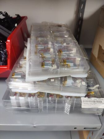 Stort lot med reoler og eketronik indhold (køber skal selv afmontere) (OBS står i kælder)