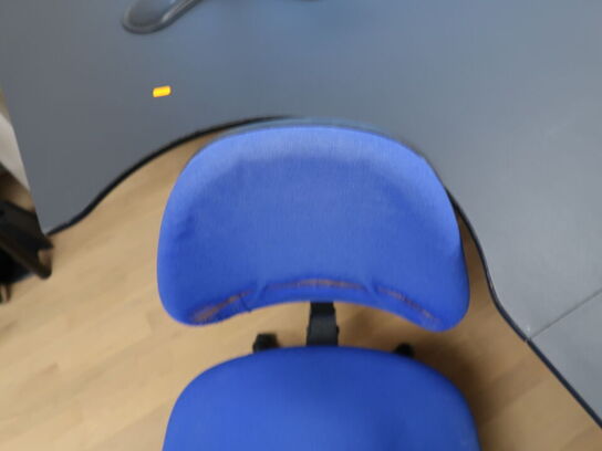 El Hæve/sænke skrivebord med skrivebordsstol (skærmbeslag på bordet medfølger ikke)