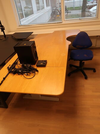 El Hæve/sænke skrivebord med skrivebordsstol (Tingene på bordet medfølger ikke)