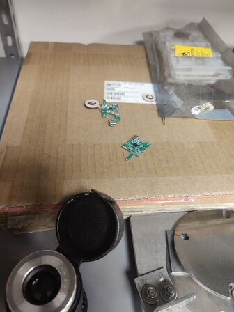 Stort lot med reoler og eketronik indhold (køber skal selv afmontere) (OBS står i kælder)