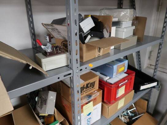 Stort lot med reoler og eketronik indhold (køber skal selv afmontere) (OBS står i kælder)