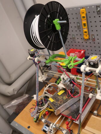3D printer (hjemmebygge/printet) (OBS står i kælder)
