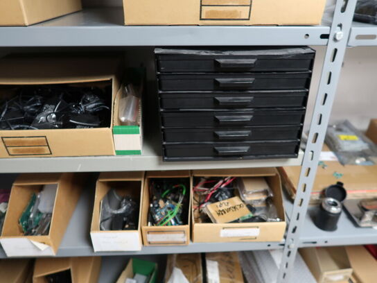 Stort lot med reoler og eketronik indhold (køber skal selv afmontere) (OBS står i kælder)