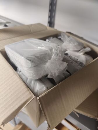 Stort lot med reoler og eketronik indhold (køber skal selv afmontere) (OBS står i kælder)