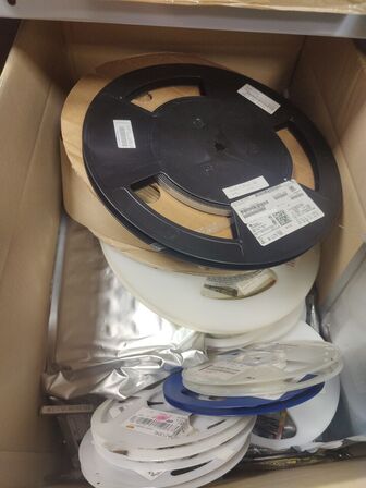 Stort lot med reoler og eketronik indhold (køber skal selv afmontere) (OBS står i kælder)