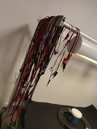 Montagebord i Alu med lampe, testledninger og Ergotec skrivebordsstol