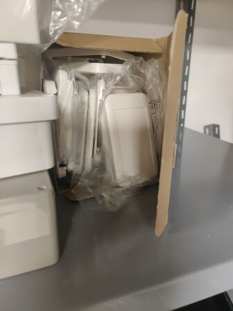 Stort lot med reoler og eketronik indhold (køber skal selv afmontere) (OBS står i kælder)