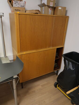 2 stk. Skabe med jalousilåge (uden indhold) - det ene er på fødder