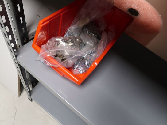 Stort lot med reoler og eketronik indhold (køber skal selv afmontere) (OBS står i kælder)